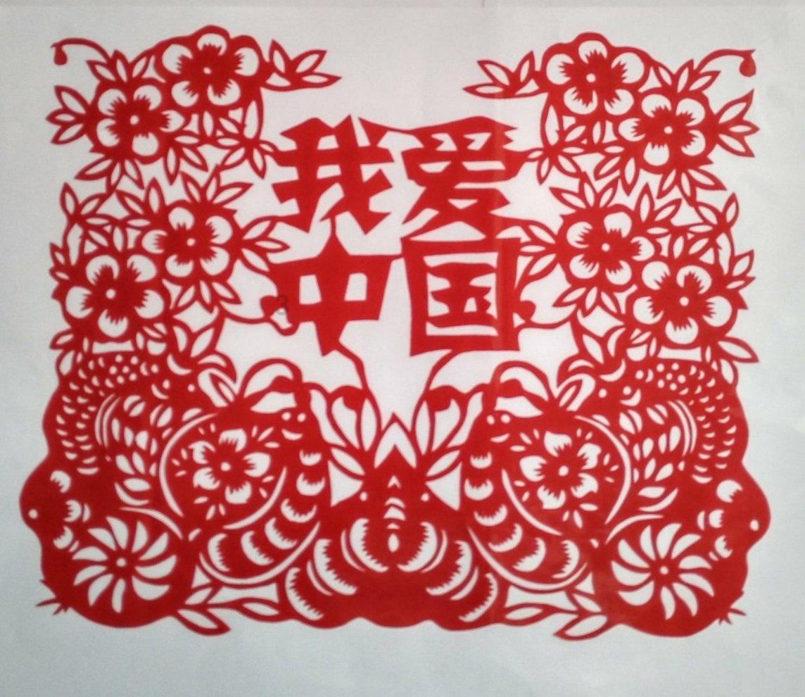 48岁王艳下地干农活，全副武装化浓妆惹争议，是在做秀吗？