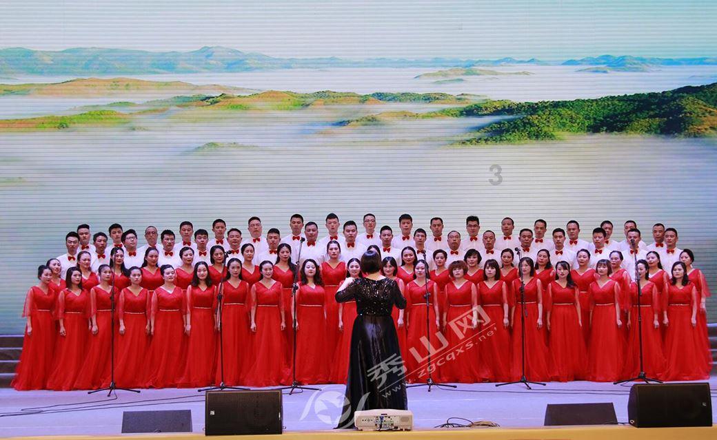 狗子把主人点燃的鞭炮叼回家，狗：自家鞭炮干嘛拿出去放